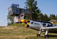 samolot stoi na lotnisku w tle wieża kontroli ruchu lotniczego