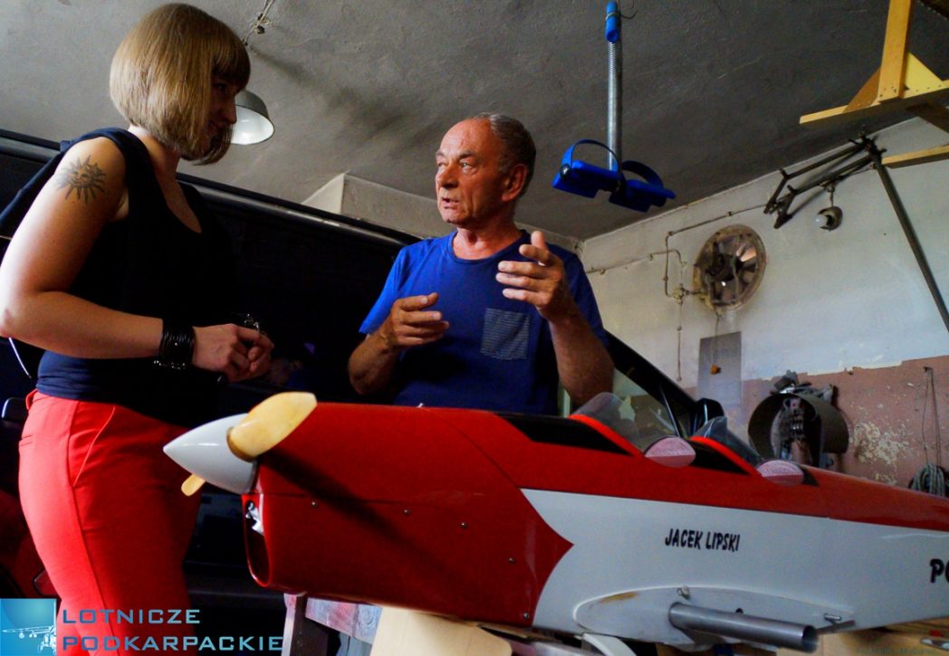 model lotnictwo samolot mężczyzna dziewczyna garaż pomieszczenie rozmowa