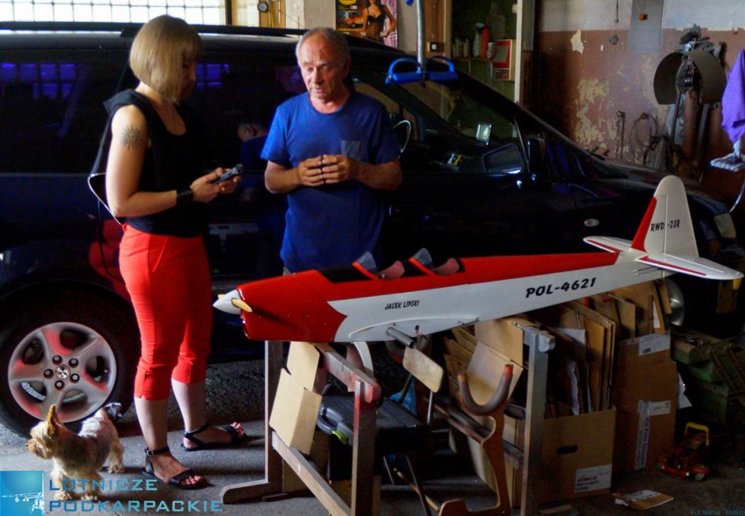 samolot model rozmowa garaż mężczyzna kobieta
