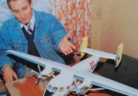 mężczyzna pokazuje model samolotu